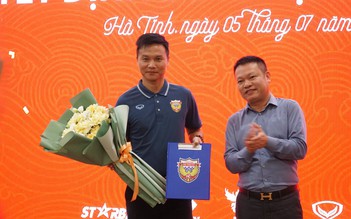 Gương mặt bất ngờ ngồi ghế nóng Hà Tĩnh, HLV Thành Công rời đội vì sức khỏe