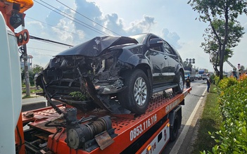 Xe 7 chỗ tông gãy trụ đèn, giao thông cửa ngõ tây bắc TP.HCM ùn ứ