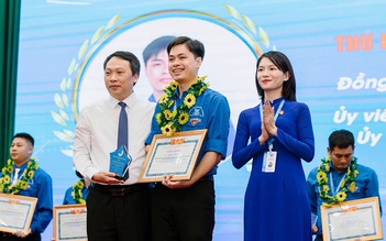 Vầng trăng khuyết tỏa sáng giữa đời thường