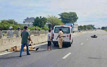 Một trung tá CSGT bị người chạy xe máy tông gãy chân