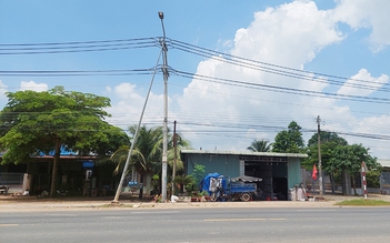 Trụ đèn sắp đổ xuống đường