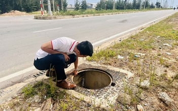 Dùng ván thay nắp hố ga trên đường trăm tỉ ở Quảng Trị