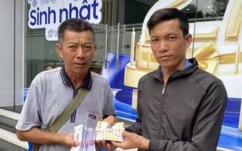 Nhặt được 60 tờ vé số, anh bảo vệ tìm khắp nơi trả lại người bán dạo