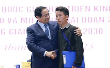 Thủ tướng động viên trưởng bản dũng cảm cứu 90 người khỏi thảm họa lũ quét