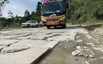 Đèo Lò Xo xuống cấp nặng, hiểm nguy rình rập người tham gia giao thông