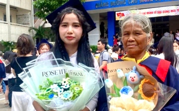 Xúc động khoảnh khắc cô gái Jrai mặc áo cử nhân cho mẹ trong ngày tốt nghiệp