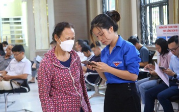 Thanh niên hỗ trợ đổi thẻ đảng viên trên toàn quốc