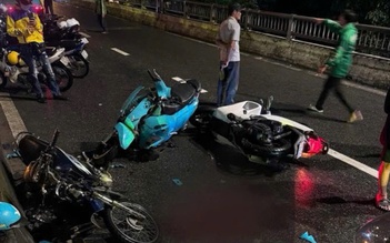 TP.HCM: Xe máy chạy ngược chiều gây tai nạn trên cầu, 2 người đi cấp cứu