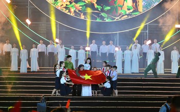 Tùng Dương, Hòa Minzy gây xúc động trong chương trình 'Tự hào là người Việt Nam'