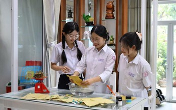 Nhóm nữ sinh THPT biến rơm rạ thành giấy sinh học