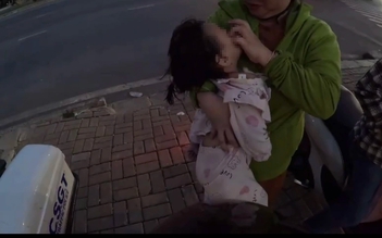 CSGT lao giữa dòng xe, chở bé gái co giật đi cấp cứu trong 12 phút