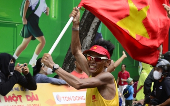 'Dị nhân' chạy bộ xuyên Việt: 5 ngày liền dầm mưa, chân phồng rộp