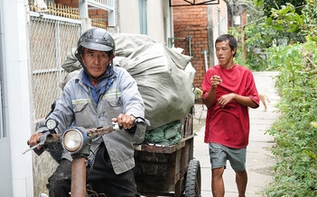 Người cha già nhặt ve chai nuôi con bị bệnh thiểu năng