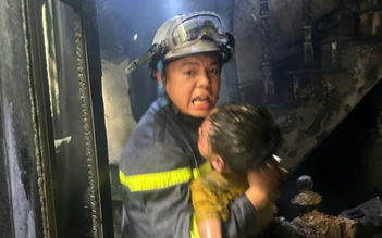 Chiến sĩ cảnh sát giải cứu 3 trẻ nhỏ mắc kẹt trong đám cháy