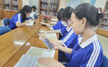 Cấm học sinh dùng điện thoại ở trường: Nên làm ngay