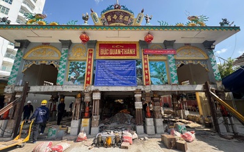 'Thần đèn' nâng ngôi đền 200 năm tuổi tại TP.HCM lên cao 1,5m