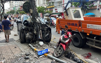 TP.HCM: Tài xế ô tô đột quỵ, tông xe máy và trụ điện rồi tử vong
