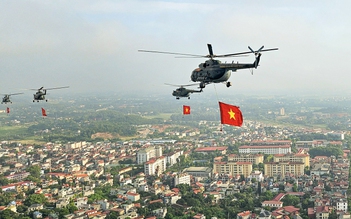 10 trực thăng huấn luyện bay kéo cờ Đảng, cờ Tổ quốc trên bầu trời Hà Nội