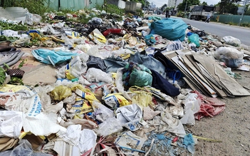 Ngổn ngang những bãi rác trên đường