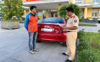 Lập biên bản TikToker chạy xe không thắt dây an toàn quay clip quảng cáo