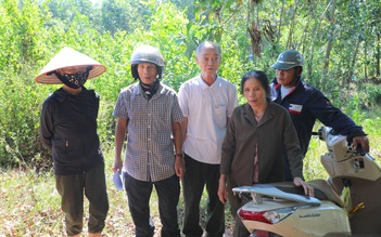 Bức xúc vì bị chặn đường ra nghĩa trang