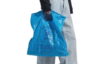 Túi nylon nhàu nhĩ của Balenciaga giá hơn 25 triệu đồng