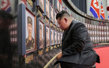 Ông Kim Jong-un 'lòng đau nhói', quỳ trước di ảnh quân nhân Triều Tiên tử trận ở Nga