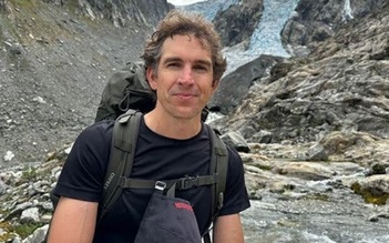 Uống nước tiểu để sinh tồn vì mắc kẹt ở sông băng