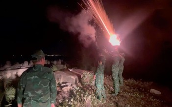 Bão số 5: Pháo sáng đỏ rực trời biển, biên phòng hối thúc ngư dân 'chạy' bão