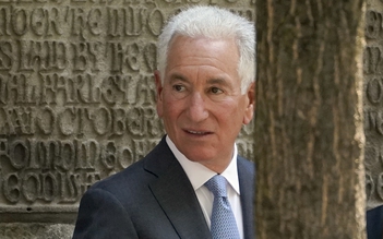 Pháp triệu tập thông gia của ông Trump sau cáo buộc bài Do Thái