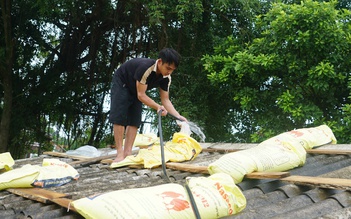 Bão số 5: Người dân Hà Tĩnh dùng túi nước gia cố mái nhà