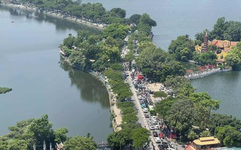 Người dân đổ về các tuyến phố trung tâm, giao thông Hà Nội ùn tắc