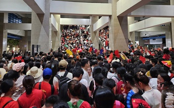 'Biển người' đổ về ga, chen nhau đi tàu điện Cát Linh - Hà Đông sau tổng hợp luyện