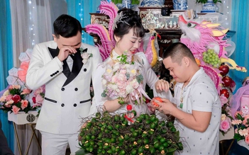 Cô dâu òa khóc khi nhận quà cưới từ anh trai mắc hội chứng Down