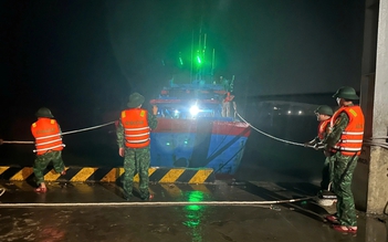 Bão số 5: Tàu cá đứt neo trôi dạt, bộ đội biên phòng ứng cứu kịp thời