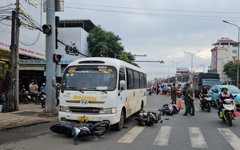 Đồng Nai: Xe khách tông loạt xe máy, xe đạp điện đang dừng đèn đỏ