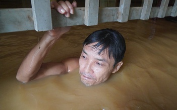 Nước sông Mã ồ ạt đổ vào nhà dân