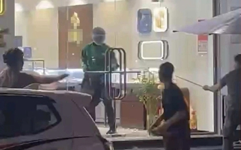 Đà Nẵng: Cầm búa xông vào tiệm kim hoàn, đánh bảo vệ bị thương rồi đập tủ trang sức