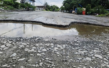 Đường như mặt ruộng, đi lại khó khăn