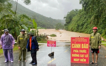 Nước ngập sâu, nhiều đoạn quốc lộ, tỉnh lộ ở Thanh Hóa tê liệt