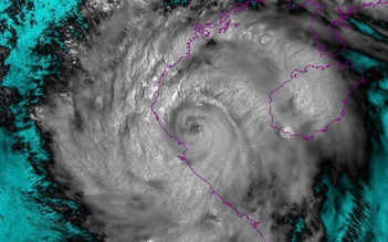 Dị thường bão số 5: 3 giờ đứng yên, 10 giờ quần thảo đất liền