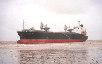 Tàu hàng 23.000 tấn bị trôi dạt lúc bão số 5 đang đổ bộ