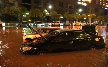 Hà Nội: Đường Võ Chí Công mênh mông nước sau 2 ngày mưa ngập