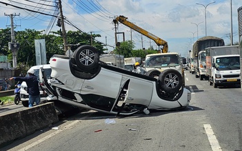 Ô tô lật ngửa trên dốc cầu Bình Thuận, gia đình 4 người may mắn thoát nạn