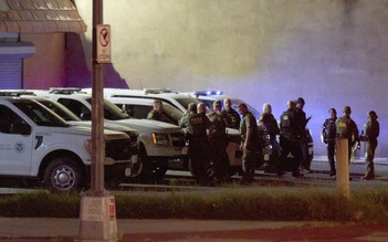 Người ném bánh sandwich vào đặc vụ Mỹ thoát truy tố