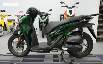 Xe máy xăng nhập khẩu ồ ạt giảm giá, khách mua được tặng kèm xe điện