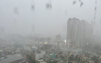 TP.HCM đang mưa như trút nước