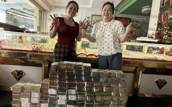 Nông dân trúng độc đắc 14 tờ xổ số miền Nam, đến tiệm vàng nhận tiền mặt