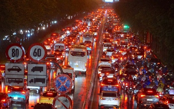 Kẹt xe sau mưa lớn ở TP.HCM trước kỳ nghỉ lễ 2.9