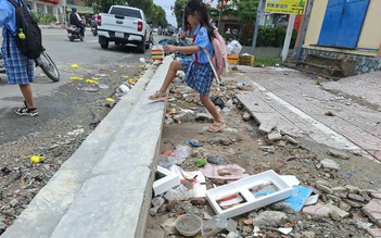 Ngổn ngang đất đá trước cổng trường